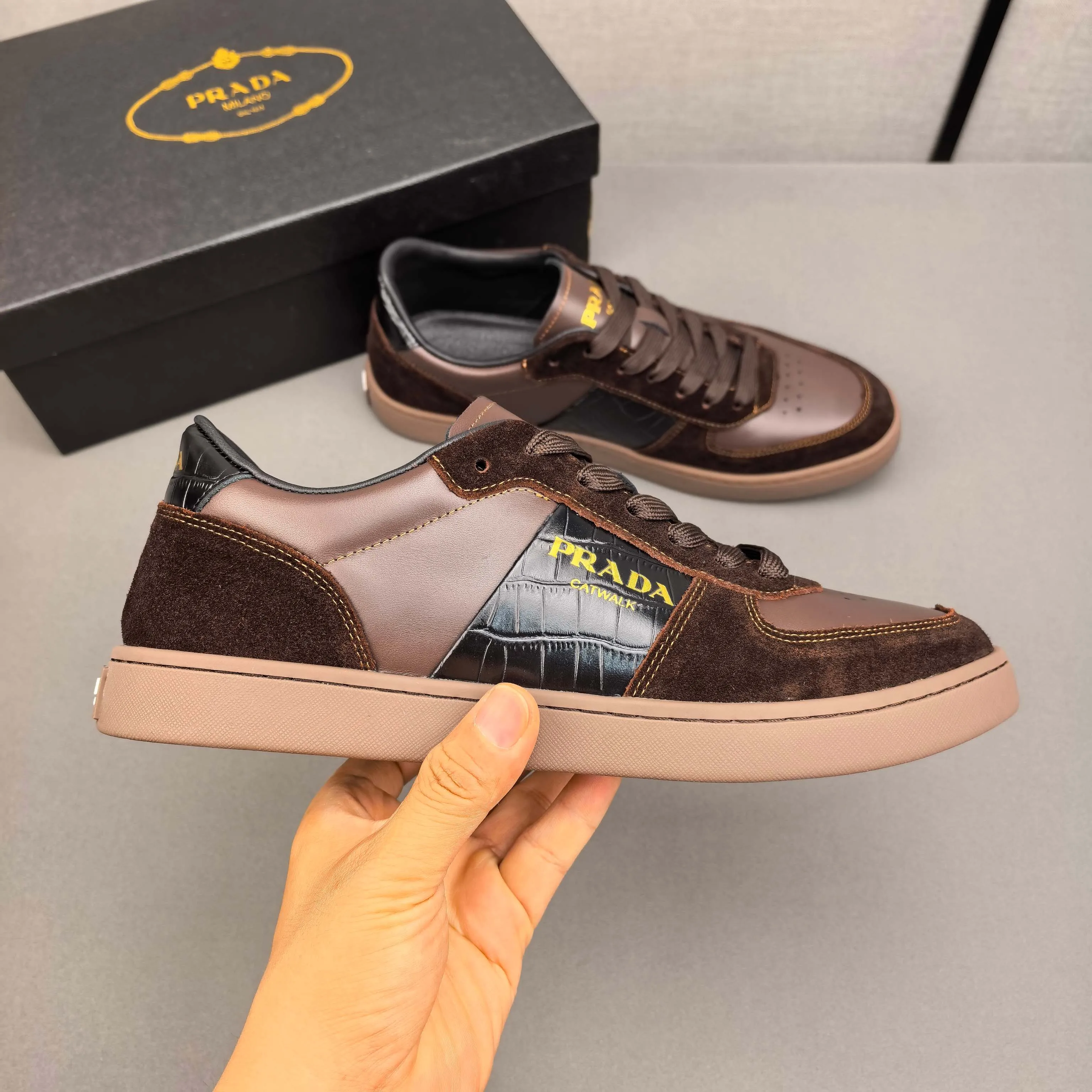 PP420❣️❣️❣️Prada set off the audience! Prada, an international brand that is constantly innovating, this men's casual shoe, the original version, made of cowhide leather at a ratio of one to one at the store, with leather feet and rubber non-slip outsole, breathable and comfortable, quality speaks for itself👄38-44